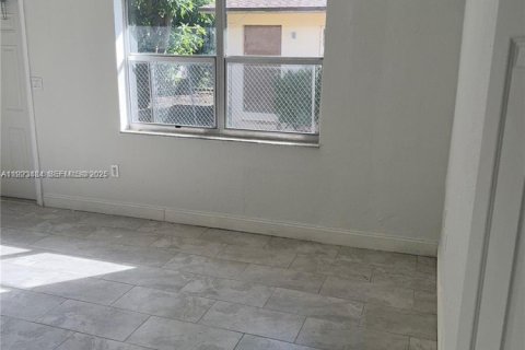 House in Miami, Florida 2 bedrooms, 169.08 sq.m. № 1988686 - photo 10