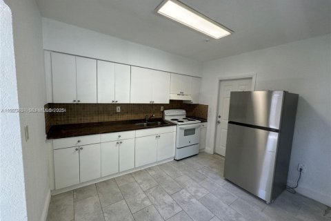 House in Miami, Florida 2 bedrooms, 169.08 sq.m. № 1988686 - photo 2