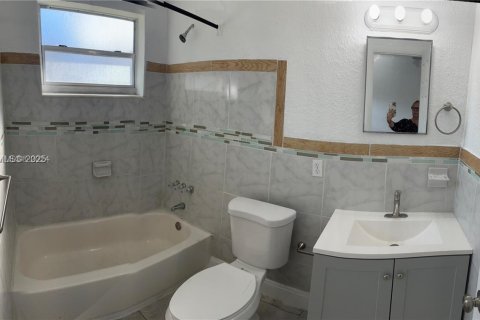 House in Miami, Florida 2 bedrooms, 169.08 sq.m. № 1988686 - photo 5