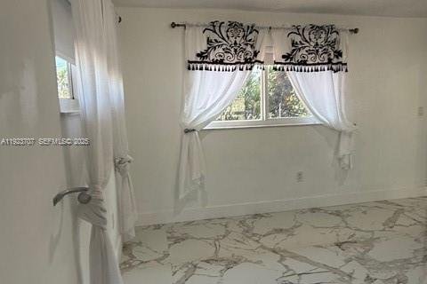 Снять в аренду виллу или дом в Майами, Флорида 1 спальня, № 1988062 - фото 3