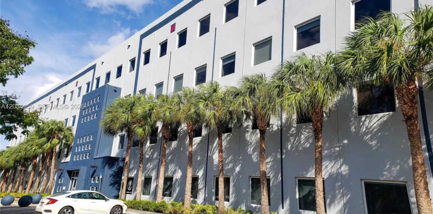 Immobilier commercial à Doral, Floride № 2078131