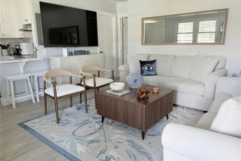 Снять в аренду квартиру в Марко-Айленд, Флорида 1 спальня, 47.19м2, № 2041230 - фото 2