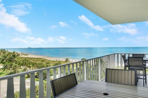 Condo in Key Biscayne, Florida, 1 bedroom № 2060148 - photo 2