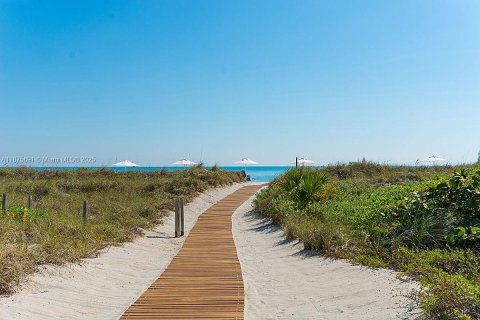 Condo in Key Biscayne, Florida, 1 bedroom № 2060148 - photo 21