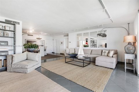 Condo in Key Biscayne, Florida, 1 bedroom № 2060148 - photo 5