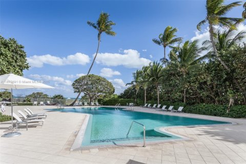Condo in Key Biscayne, Florida, 1 bedroom № 2060148 - photo 19