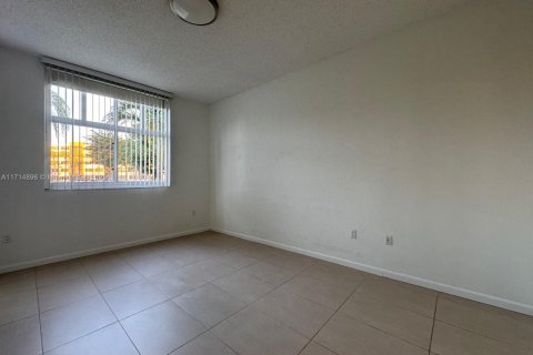 Condo in Doral, Florida, 2 bedrooms  № 1703342 - photo 11