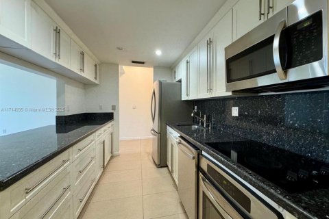 Condo in Doral, Florida, 2 bedrooms  № 1703342 - photo 8