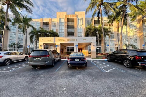 Condo in Doral, Florida, 2 bedrooms  № 1703342 - photo 1