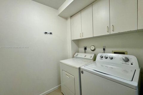 Condo in Doral, Florida, 2 bedrooms  № 1703342 - photo 20