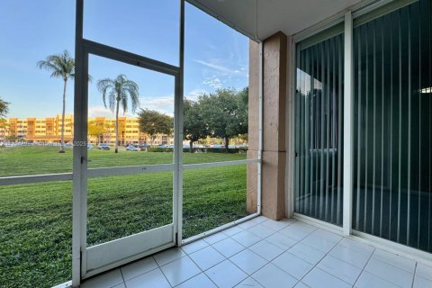 Condo in Doral, Florida, 2 bedrooms  № 1703342 - photo 23