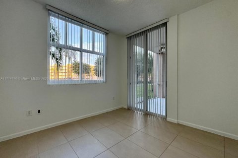 Condo in Doral, Florida, 2 bedrooms  № 1703342 - photo 18
