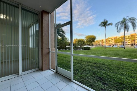 Condo in Doral, Florida, 2 bedrooms  № 1703342 - photo 22