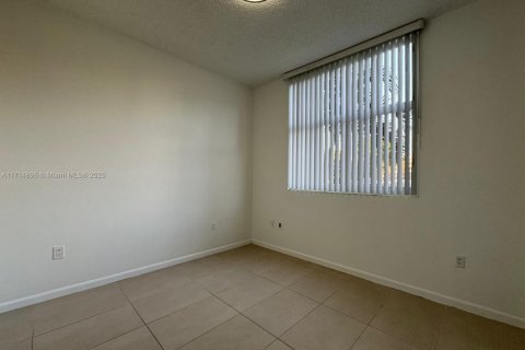 Condo in Doral, Florida, 2 bedrooms  № 1703342 - photo 17