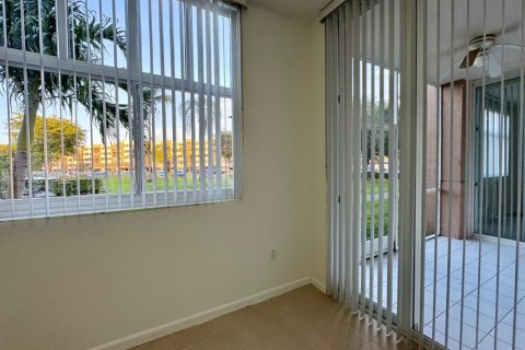 Condo in Doral, Florida, 2 bedrooms  № 1703342 - photo 16