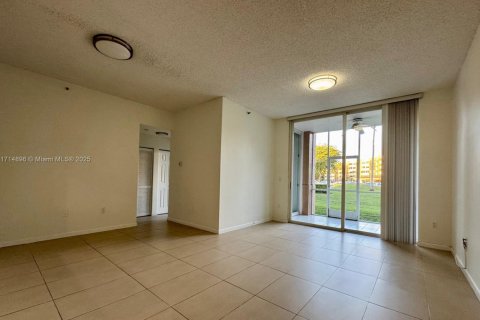 Condo in Doral, Florida, 2 bedrooms  № 1703342 - photo 5