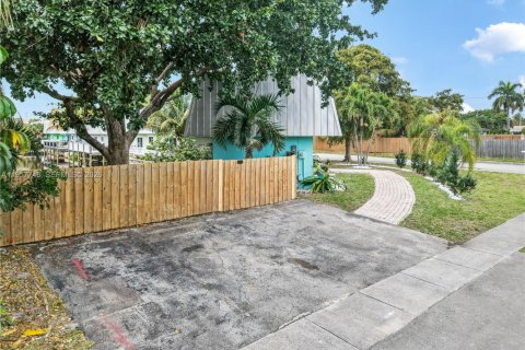 House in Oakland Park, Florida 2 bedrooms, 137.5 sq.m. № 2022053 - photo 9