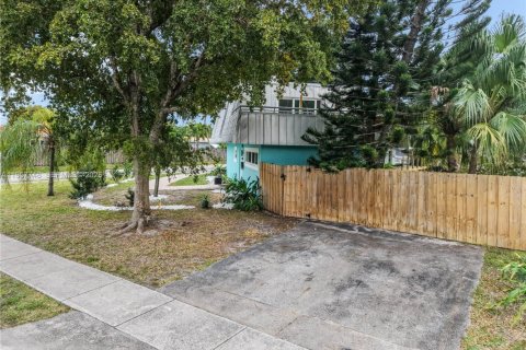 House in Oakland Park, Florida 2 bedrooms, 137.5 sq.m. № 2022053 - photo 10