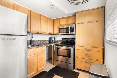 House in Oakland Park, Florida 2 bedrooms, 137.5 sq.m. № 2022053 - photo 11