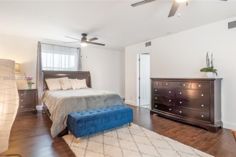 House in Oakland Park, Florida 2 bedrooms, 137.5 sq.m. № 2022053 - photo 3