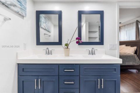 House in Oakland Park, Florida 2 bedrooms, 137.5 sq.m. № 2022053 - photo 17