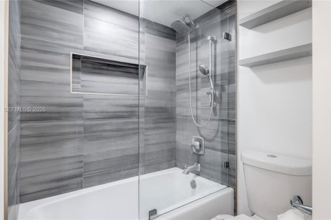 House in Oakland Park, Florida 2 bedrooms, 137.5 sq.m. № 2022053 - photo 18