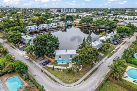 House in Oakland Park, Florida 2 bedrooms, 137.5 sq.m. № 2022053 - photo 5