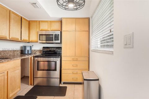 House in Oakland Park, Florida 2 bedrooms, 137.5 sq.m. № 2022053 - photo 12