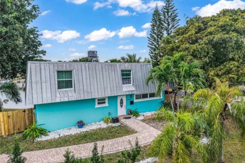 House in Oakland Park, Florida 2 bedrooms, 137.5 sq.m. № 2022053