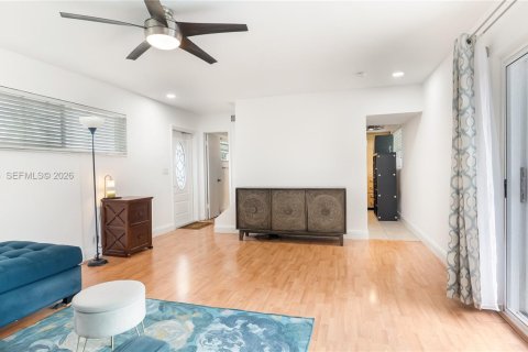 House in Oakland Park, Florida 2 bedrooms, 137.5 sq.m. № 2022053 - photo 16