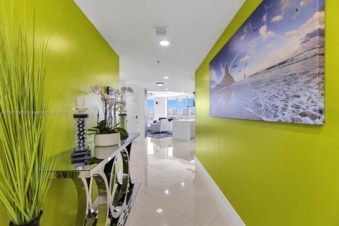 Condo in North Miami Beach, Florida, 3 bedrooms  № 1968110 - photo 9