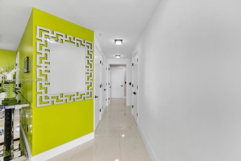 Condo in North Miami Beach, Florida, 3 bedrooms  № 1968110 - photo 28