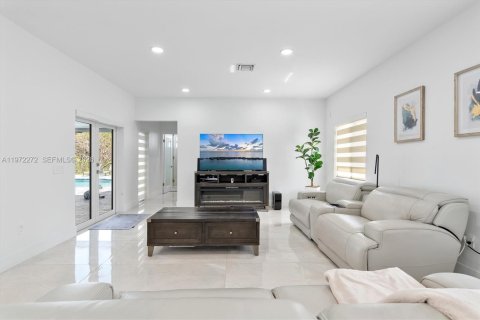 House in Miami, Florida 5 bedrooms, 280.29 sq.m. № 2040863 - photo 19