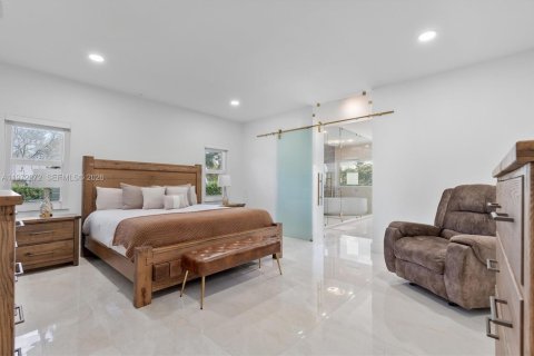 House in Miami, Florida 5 bedrooms, 280.29 sq.m. № 2040863 - photo 11