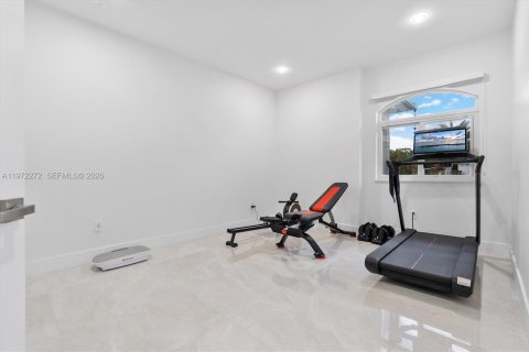House in Miami, Florida 5 bedrooms, 280.29 sq.m. № 2040863 - photo 17