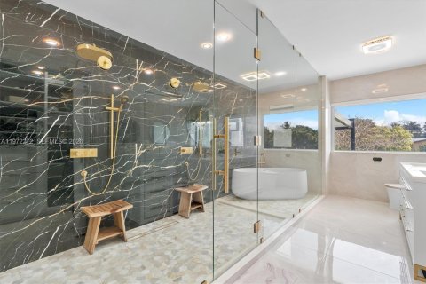 House in Miami, Florida 5 bedrooms, 280.29 sq.m. № 2040863 - photo 14