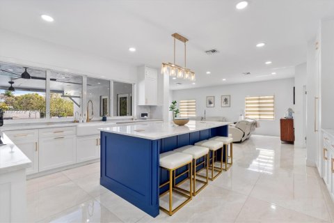 House in Miami, Florida 5 bedrooms, 280.29 sq.m. № 2040863 - photo 21