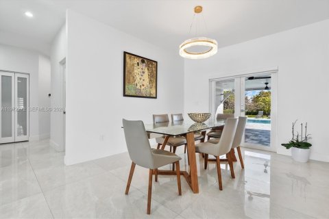 House in Miami, Florida 5 bedrooms, 280.29 sq.m. № 2040863 - photo 7