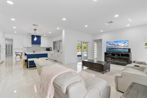 House in Miami, Florida 5 bedrooms, 280.29 sq.m. № 2040863 - photo 20