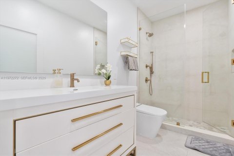 House in Miami, Florida 5 bedrooms, 280.29 sq.m. № 2040863 - photo 16