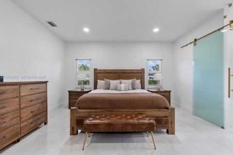 House in Miami, Florida 5 bedrooms, 280.29 sq.m. № 2040863 - photo 12