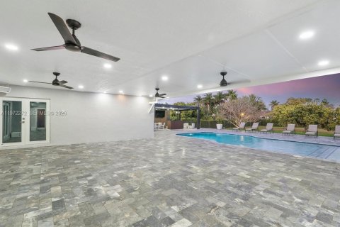 House in Miami, Florida 5 bedrooms, 280.29 sq.m. № 2040863 - photo 27