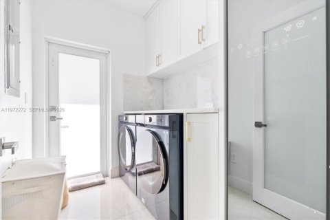 House in Miami, Florida 5 bedrooms, 280.29 sq.m. № 2040863 - photo 18