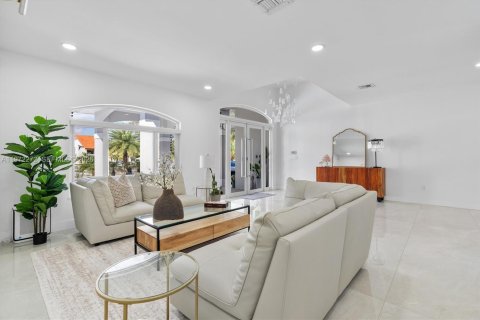 House in Miami, Florida 5 bedrooms, 280.29 sq.m. № 2040863 - photo 5