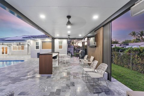 House in Miami, Florida 5 bedrooms, 280.29 sq.m. № 2040863 - photo 29