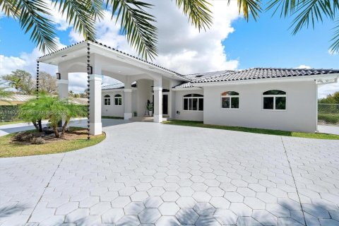 House in Miami, Florida 5 bedrooms, 280.29 sq.m. № 2040863 - photo 2