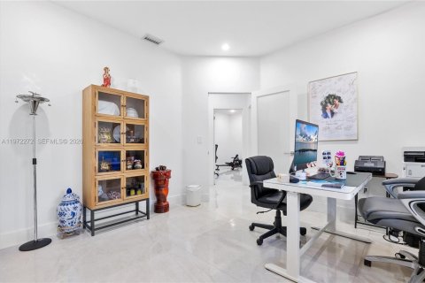 House in Miami, Florida 5 bedrooms, 280.29 sq.m. № 2040863 - photo 9