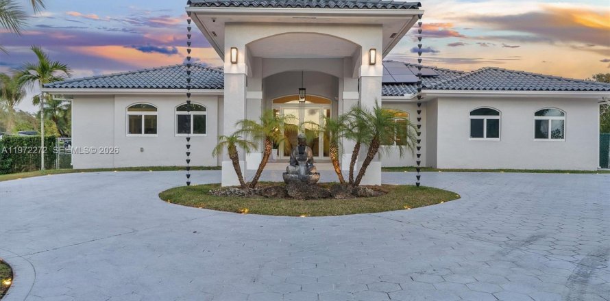 House in Miami, Florida 5 bedrooms, 280.29 sq.m. № 2040863