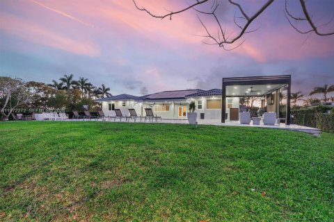 House in Miami, Florida 5 bedrooms, 280.29 sq.m. № 2040863 - photo 30