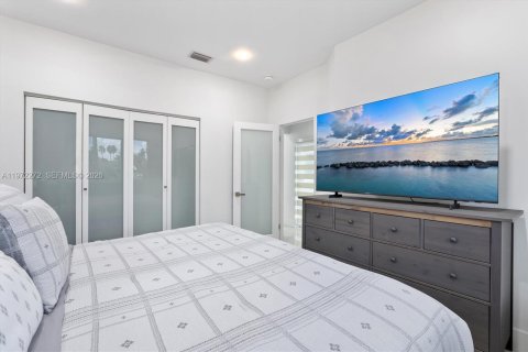 House in Miami, Florida 5 bedrooms, 280.29 sq.m. № 2040863 - photo 24
